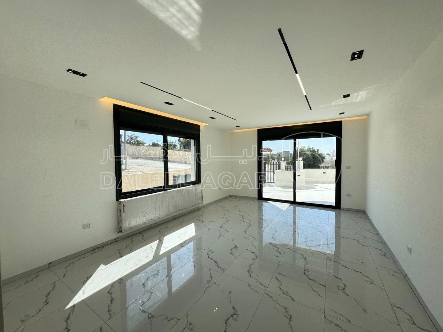 شقة في قرب جامعة البتراء- طريق المطار (طريق الخدمات) - 120,000 دأ - صورة 1